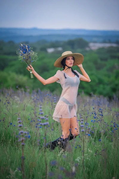 Beautiful Young Woman White Dress Hat Field — Fotografia de Stock