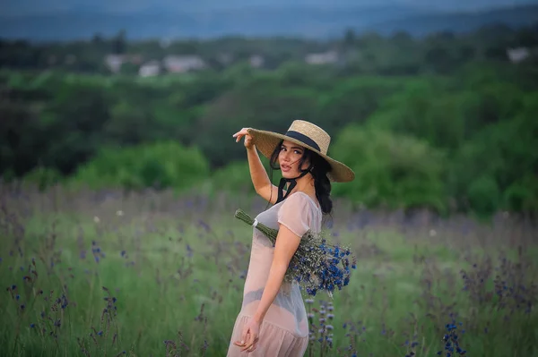 Young Beautiful Woman Field Bouquet Flowers — стоковое фото