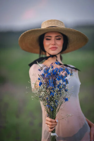Ayçiçekleri Tarlasında Güzel Genç Bir Kadın — Stok fotoğraf
