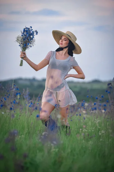 Tarlada Bir Buket Çiçekli Elbise Giymiş Güzel Genç Bir Kadın — Stok fotoğraf