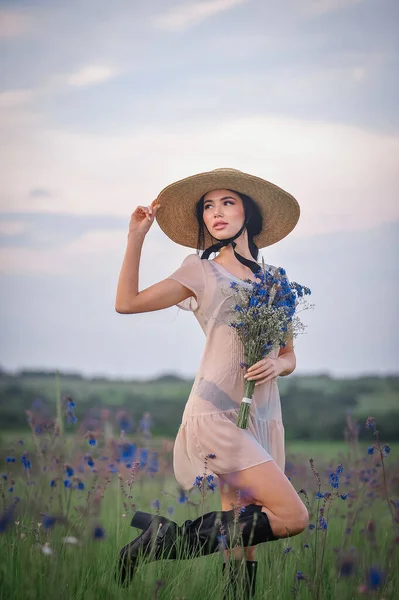 Beautiful Girl Hat Straw Dress Walks Field — Zdjęcie stockowe