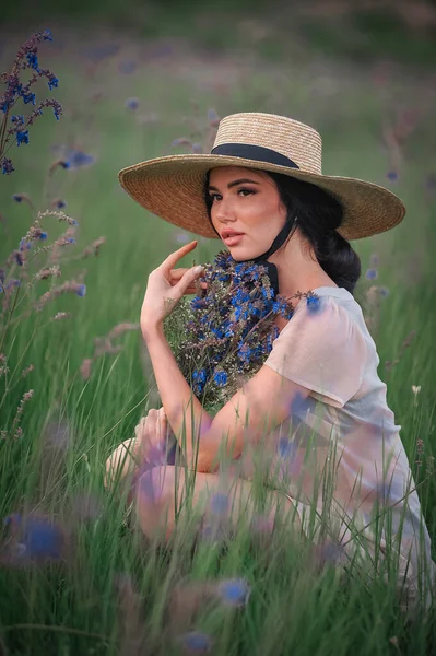Şapkalı Güzel Bir Genç Kadın Kır Çiçekleri Çelengi — Stok fotoğraf