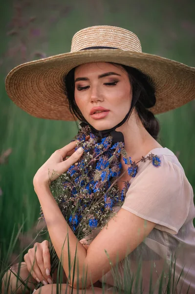 Красивая Молодая Женщина Шляпе Соломенном Платье — стоковое фото