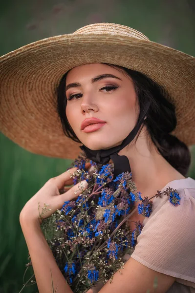 Şapkalı Güzel Bir Kadın Parkta Bir Çiçek Çelengi — Stok fotoğraf