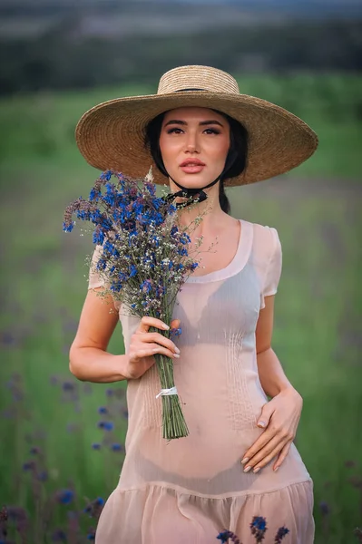 Beautiful Young Woman Hat Dress Bouquet Flowers — Stok fotoğraf