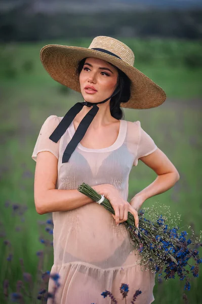 Şapkalı Beyaz Gömlekli Çiçekli Bir Elbise Giyen Genç Bir Kadın — Stok fotoğraf
