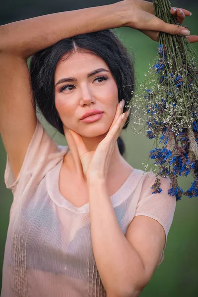 Hermosa Joven Con Pelo Largo Una Corona Flores — Foto de Stock