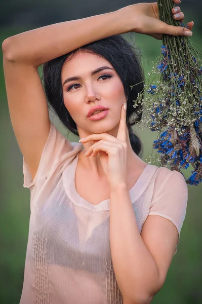 Hermosa Joven Con Pelo Largo Vestido Blanco Sombrero Sobre Fondo — Foto de Stock