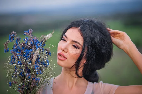 Tarlada Bir Buket Çiçekle Güzel Genç Bir Kadın — Stok fotoğraf
