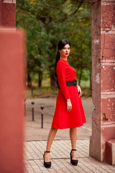 Beautiful Young Woman Red Dress Black Skirt Background Street — Φωτογραφία Αρχείου