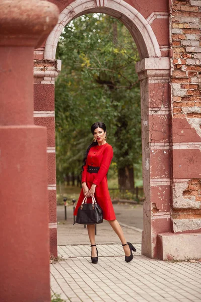 Όμορφη Νεαρή Γυναίκα Κόκκινο Φόρεμα Ποζάρουν Στο Δρόμο — Φωτογραφία Αρχείου