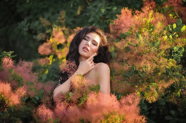 Krásná Mladá Žena Věnec Květin — Stock fotografie