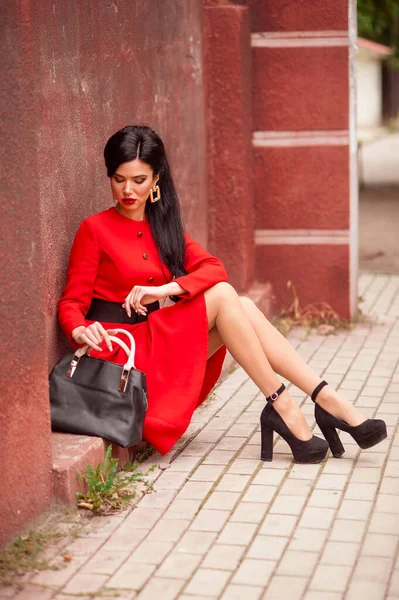Beautiful Young Woman Red Dress Black Skirt Handbag — Φωτογραφία Αρχείου