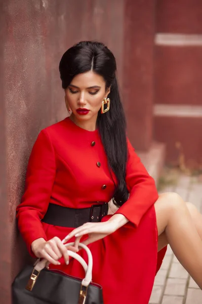 Hermosa Mujer Joven Vestido Rojo Chaqueta Cuero Negro Posando Calle —  Fotos de Stock