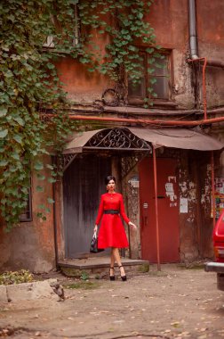 Terk edilmiş evde kırmızı elbiseli güzel bir kız.