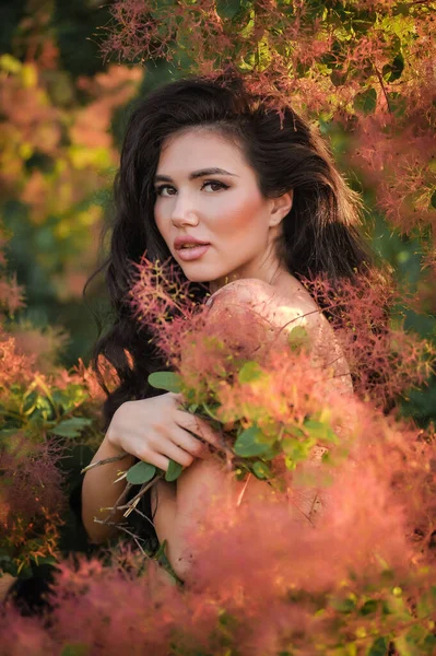 Vacker Ung Kvinna Krans Blommor — Stockfoto