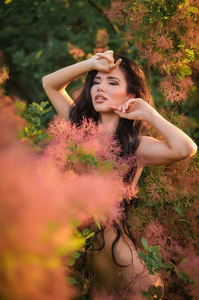 Piękna Dziewczyna Sukience Wieńcem Kwiatów — Zdjęcie stockowe