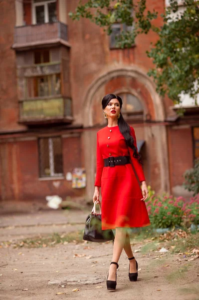 Beautiful Young Woman Red Dress Sunglasses Posing Street — Φωτογραφία Αρχείου