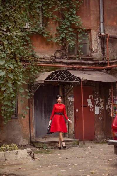 Güz Parkında Kırmızı Elbiseli Ceketli Güzel Bir Kız — Stok fotoğraf
