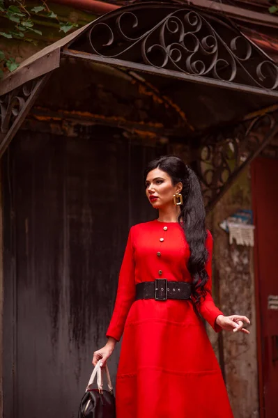 Красива Молода Жінка Червоній Сукні Позує Старому Будинку — стокове фото