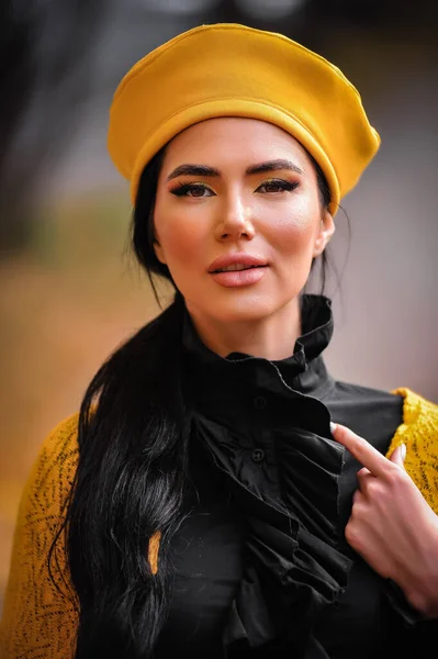 Portrait Beautiful Young Woman Yellow Jacket Scarf Background Autumn Leaves — ストック写真