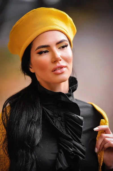 Beautiful Young Woman Dreadlocks Wearing Yellow Turban Scarf Street — Stockfoto