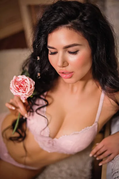 Beautiful Young Woman Long Curly Hair White Dress Bouquet Roses — 图库照片