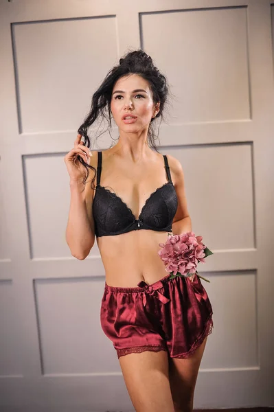Vacker Ung Kvinna Svarta Underkläder Poserar Studio — Stockfoto