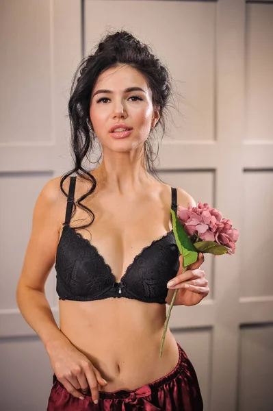 Beautiful Young Woman Red Roses Kitchen — 스톡 사진