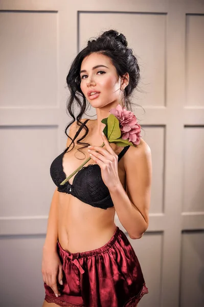Belle Jeune Femme Robe Noire Avec Bouquet Roses — Photo