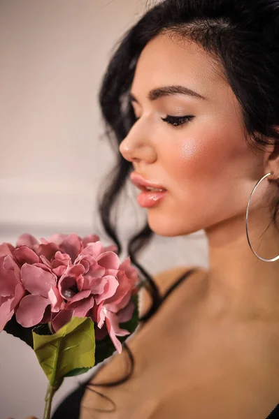 Beautiful Young Woman Curly Hair Black Dress Bouquet Roses — Fotografia de Stock