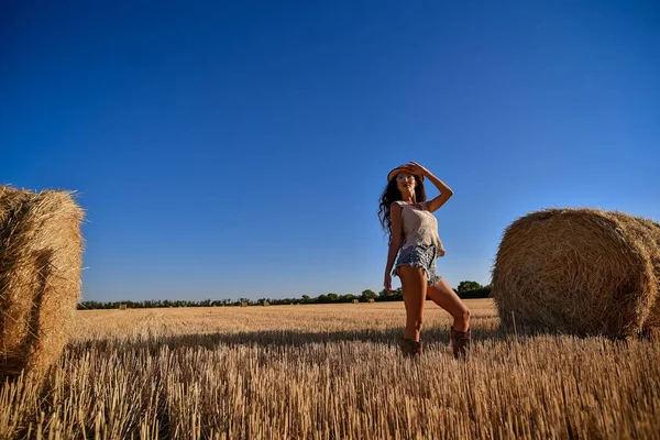 Beautiful Young Woman Straw Hat Wheat Field — Stok Foto