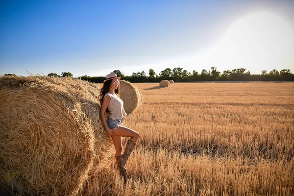 Mujer Joven Con Una Bolsa Trigo Campo — Foto de Stock