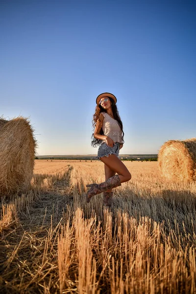 Beautiful Young Woman Hat Jeans Posing Haystack — Zdjęcie stockowe