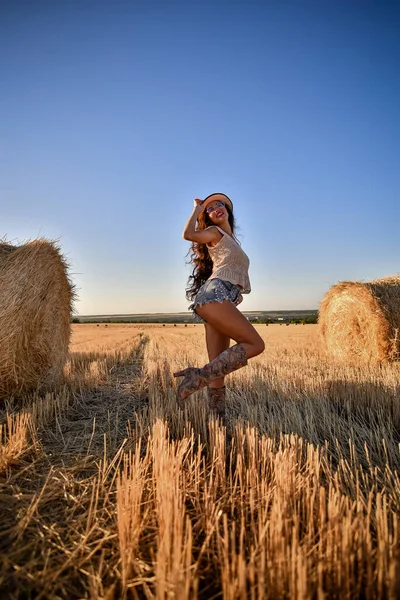 Beautiful Young Woman Wheat Field — Stock Photo, Image