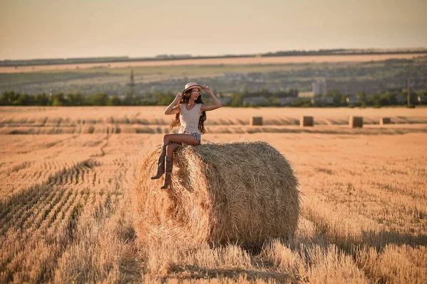 Jonge Vrouw Met Een Zak Hooi Het Veld — Stockfoto