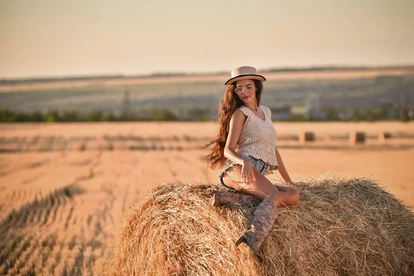 Beautiful Young Woman Straw Hat Jeans Posing Wheat Field — Zdjęcie stockowe