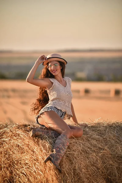 Beautiful Young Woman Straw Hat Sunglasses Posing Background Wheat Field — 图库照片