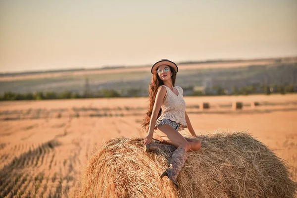 Beautiful Young Woman Straw Hat Jeans Posing Haystack Field — Zdjęcie stockowe