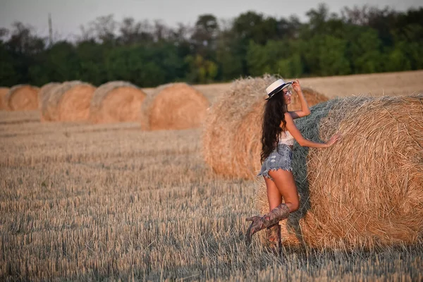 Beautiful Girl Straw Hat Jeans Posing Field — Zdjęcie stockowe