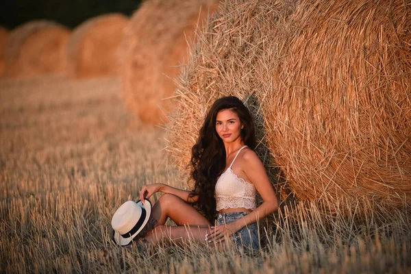小麦畑の美しい若い女性が — ストック写真