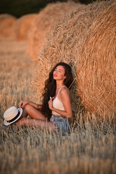 Beautiful Young Woman Straw Hat Wheat Field — Foto de Stock