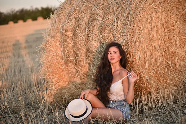Beautiful Young Woman Straw Hat Sitting Haystack — Zdjęcie stockowe