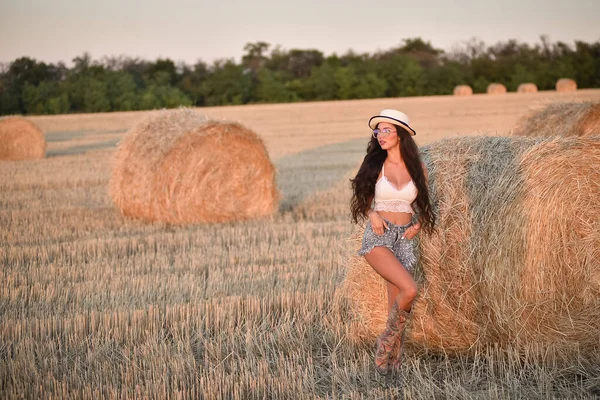 Schönes Mädchen Mit Strohhut Und Jeans Posiert Einem Weizenfeld — Stockfoto