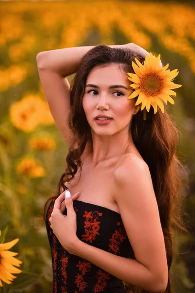 Çiçek Çelenginde Uzun Saçlı Güzel Bir Genç Kadın — Stok fotoğraf