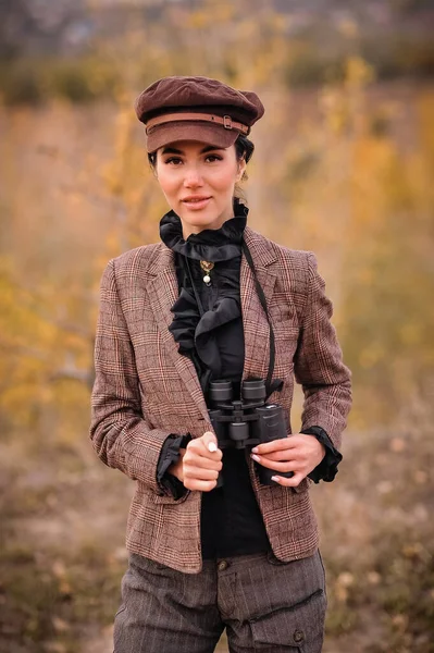 Deri Ceketli Şapkalı Genç Bir Kadının Portresi — Stok fotoğraf
