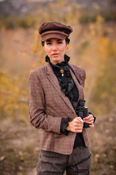 Deri Ceketli Genç Bir Kızın Portresi Arka Planda Sırt Çantalı — Stok fotoğraf