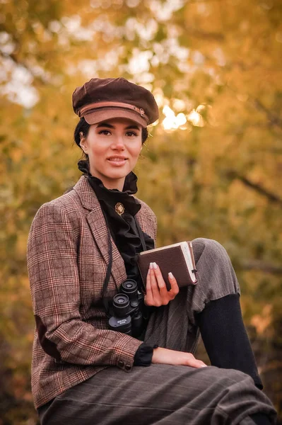 Sonbahar Ormanında Elinde Kitap Olan Genç Bir Kadın — Stok fotoğraf