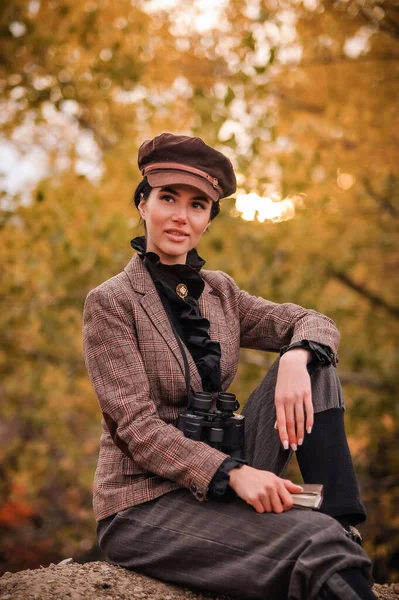 Güz Parkında Güzel Bir Genç Kadının Portresi — Stok fotoğraf