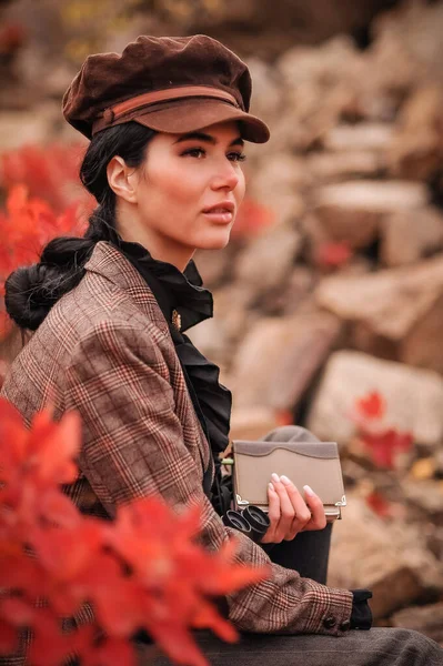 Sonbahar Ceketli Şapkalı Genç Bir Kadın — Stok fotoğraf